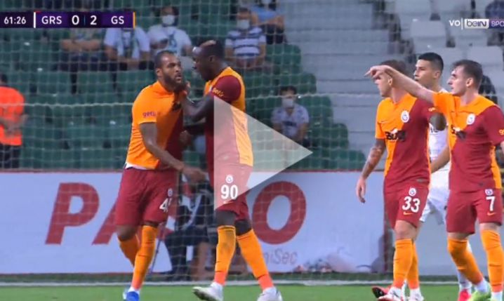 Piłkarz Galatasaray zaczął bić swojego kolegę z drużyny i... wyleciał z boiska! [VIDEO]